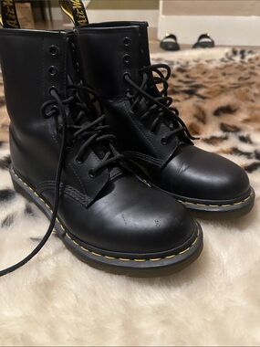 Dr. Martens Black Leather 8-Eye lace up 1460 classic